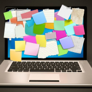 Laptop med post-it, Pixabay